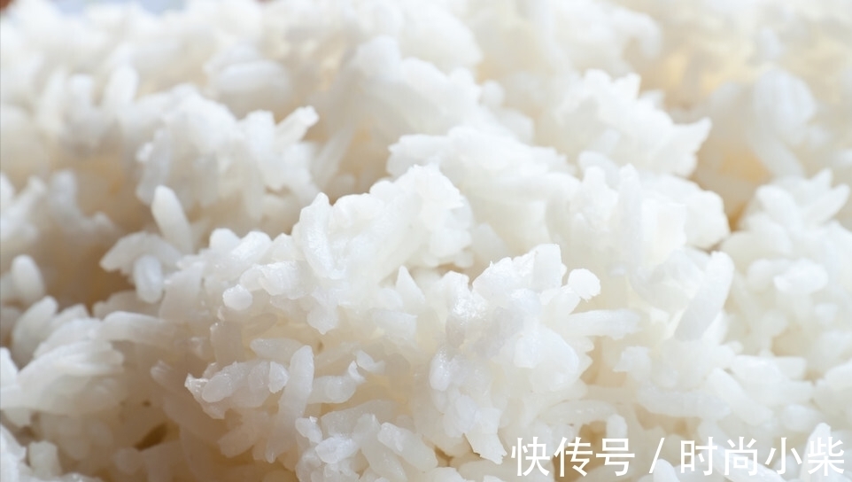 家常|家常煮米饭，直接加水下锅是错的，牢记2个窍门，米饭更香更软糯