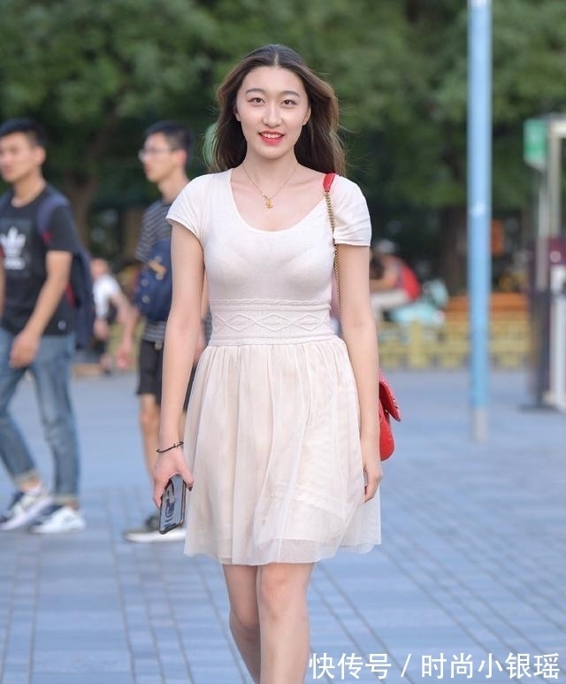 圆领|花纹束腰洁白圆领连衣裙,展现清纯浪漫气质