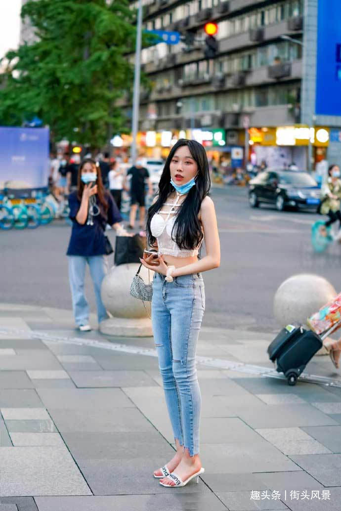 小姐姐真会穿！蕾丝“眼镜”衣直接穿出门，搭配牛仔裤真个性！