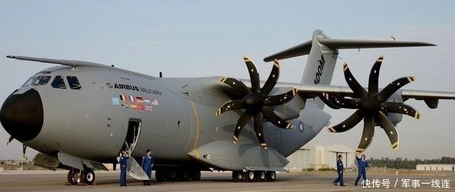 为什么客机机翼在机腹,军用运输机机翼在背部,专家:装东西不同