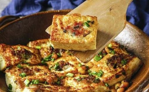 煎豆腐，切忌直接下油锅，下锅前多做一步，豆腐不碎不粘锅