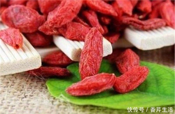 黑枸杞|枸杞虽好,但是不能和“它”一起吃,否则会中毒、致癌