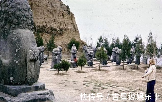 石头@武则天墓前有60多个无头石人，专家都很难解释，却被两位农民解开