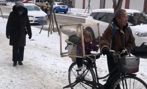 老人家|“保暖爷爷”带娃走红,孩子全身被裹得像企鹅,网友:还能走路?