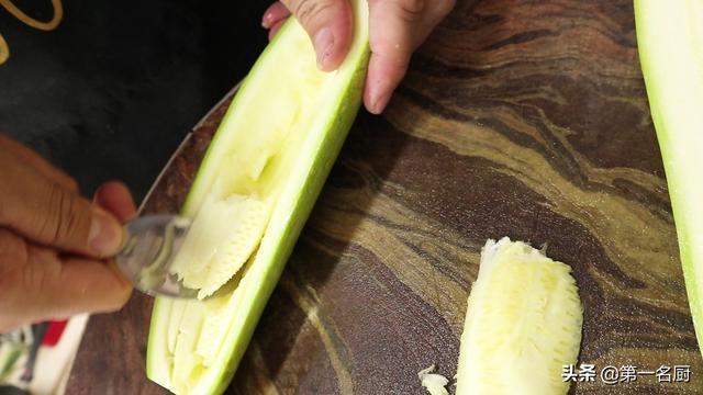 西葫芦这样做太好吃了,不炒不煎不凉拌,鲜嫩入味,营养不流失