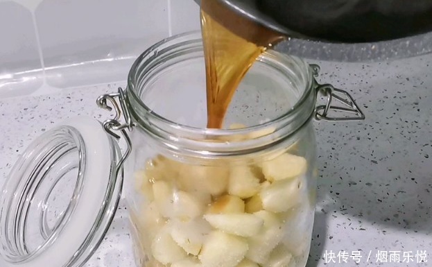 泡腊八蒜,直接加醋就错了,牢记2个关键,12小时就绿,酸辣脆爽