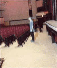 |搞笑GIF:买个儿童玩具用不着这么激动吧