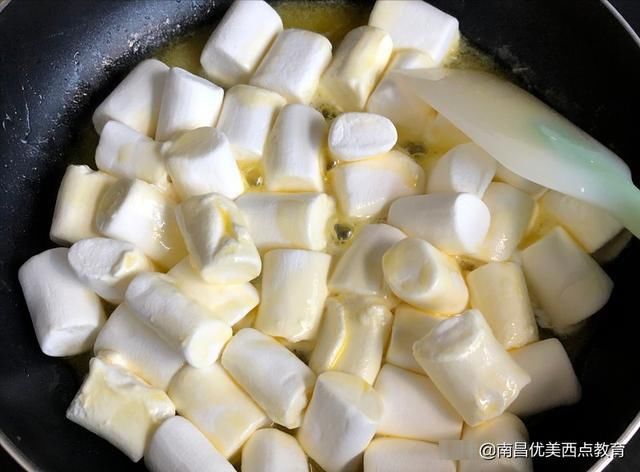 奶粉|自制零食牛轧饼干，仅仅是多了一层糖心，饼干美味瞬间提升