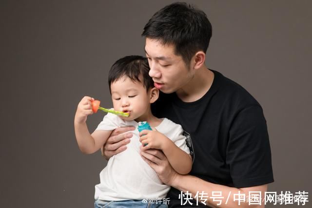 上海队|许昕晒女儿拿全运会金牌照片，称这是送给女儿的见面礼!