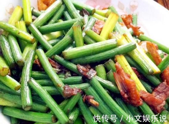盐水|炒蒜苔时，直接下锅就“错了”，多做一步，蒜苔青翠又入味