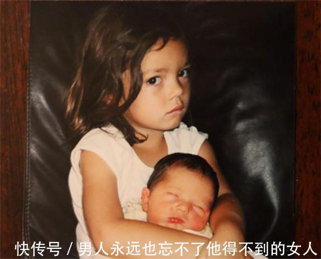 二胎|女大学生回家,发现父母偷偷生下二胎,第一反应彰显满满的求生欲