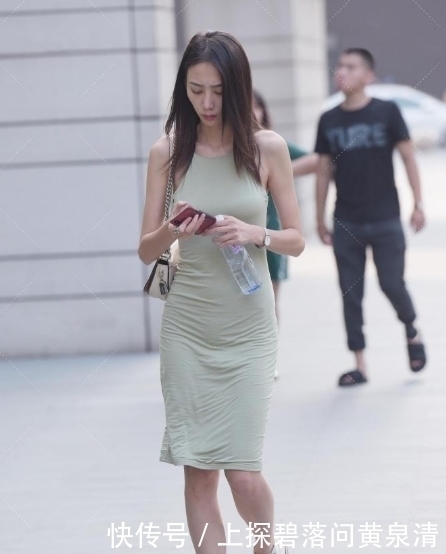 嫌弃裙子不透气,特意在衣服背面“剪一刀”,全身透气都靠它