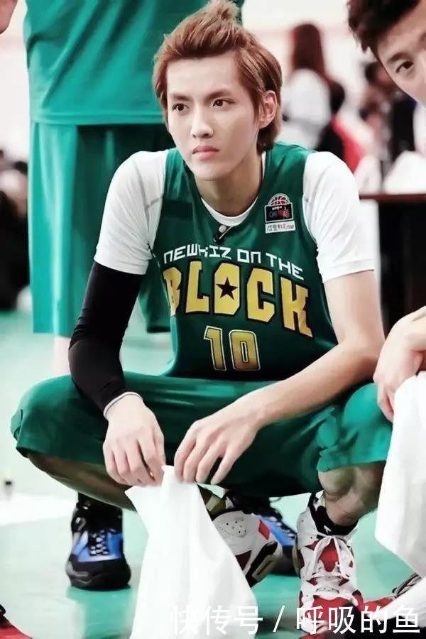 丸子头已经不实行了，今年流行苹果头，减龄显脸小