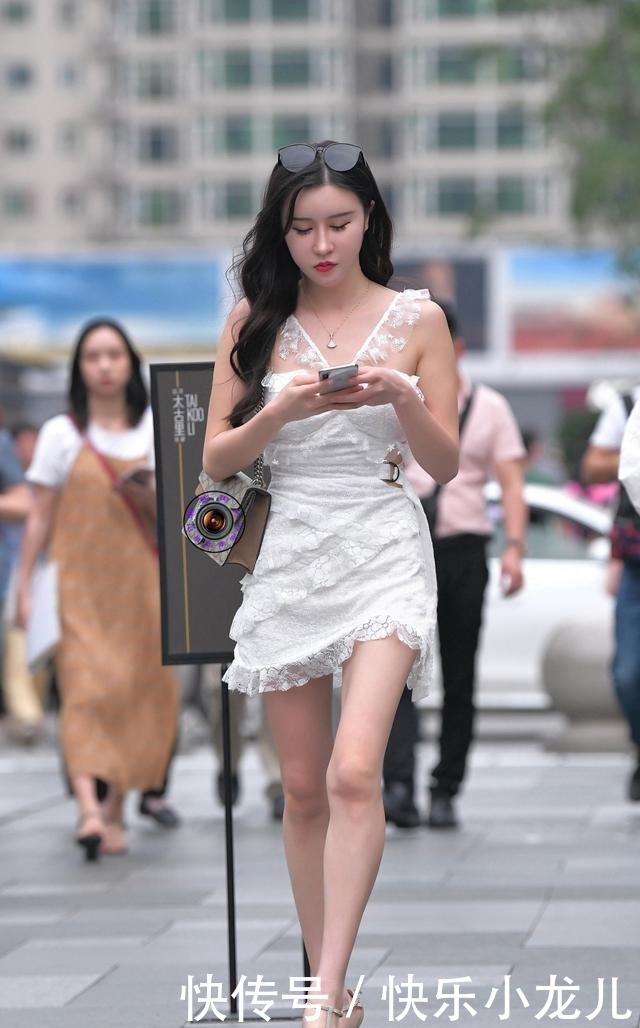 搭配|高贵典雅的连衣裙穿搭整体感非常优雅,衬托修长的美腿,简单得体