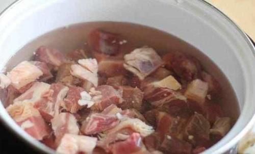  炖牛肉的技巧，冷水热水下锅可大不相同，里面的文章大家知道吗