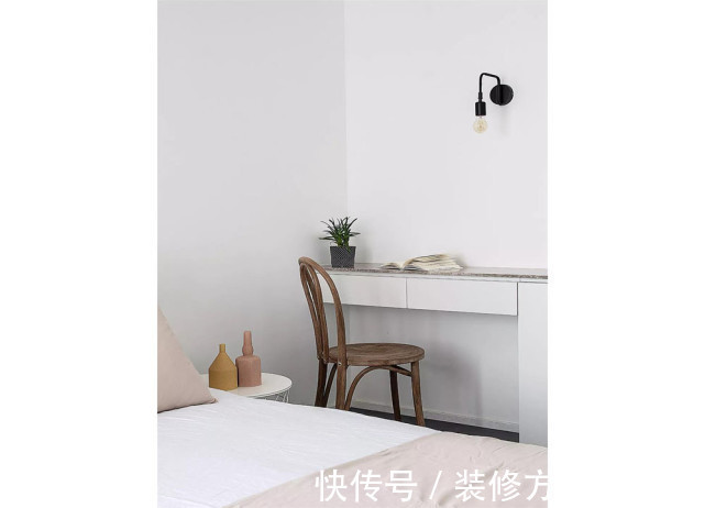 荷尔德林|86平现代简约风二居室,客厅打破常规的布局设计时尚