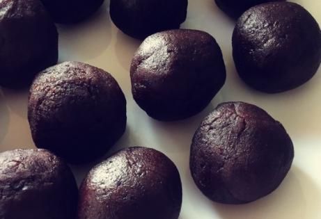 红豆和玉米面是绝配,一个做皮一个做馅,包好入锅一蒸,特香