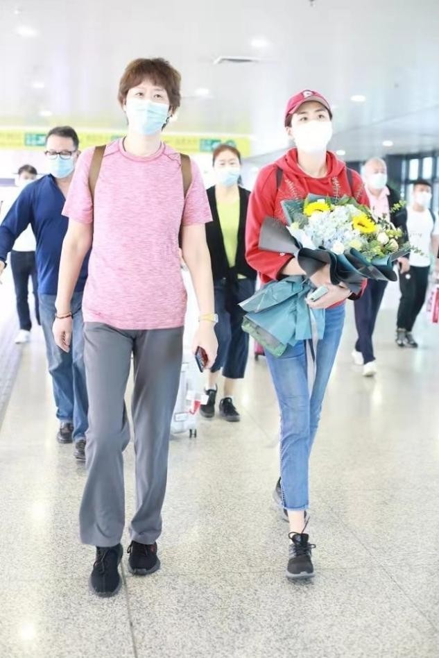 机场|郎平一家走机场,人均180比旁边人高一截,便装穿出强大气场