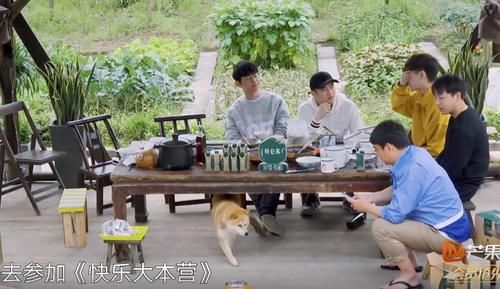 张艺兴|张艺兴资源这么好？六岁参加《快本》与何炅合影，还是艺术节常客