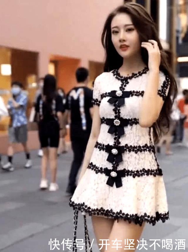 出游|小姐姐穿着公主裙出游,这颜值别浪费,出道去表演吧
