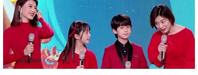 湖南春晚：何炅念错台词，白鹿民族风美艳全场，高圆圆脸露细纹