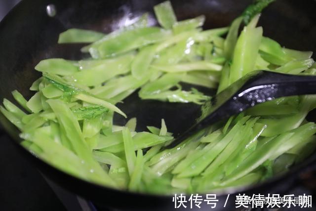 家常|荤素搭配的一道家常小炒,5分钟出锅,好吃又下饭