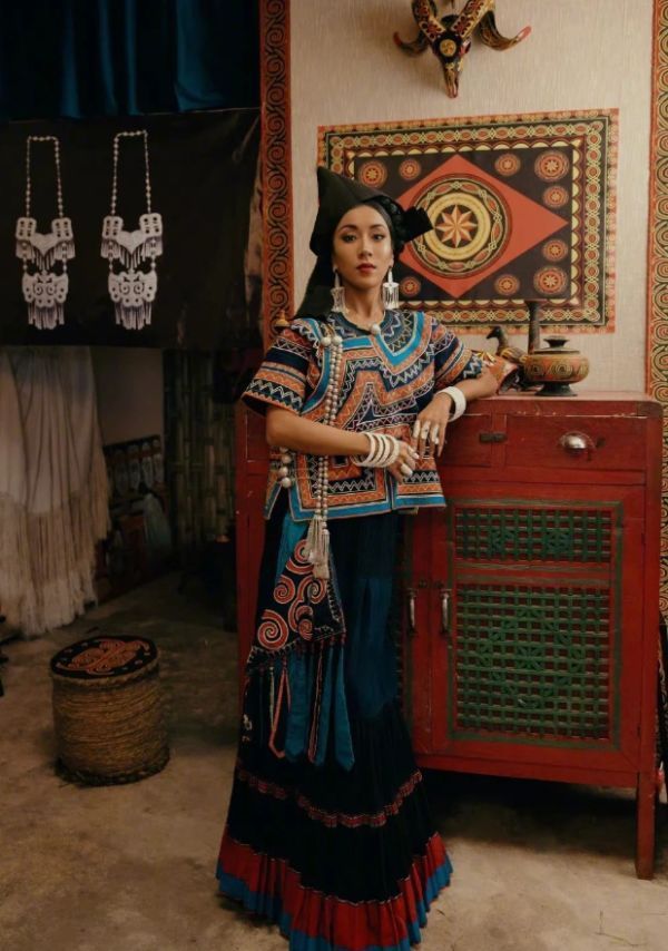 吉克隽逸|吉克隽逸穿阿都服饰好绝,彝族传统造型端庄优雅,彰显民族特色