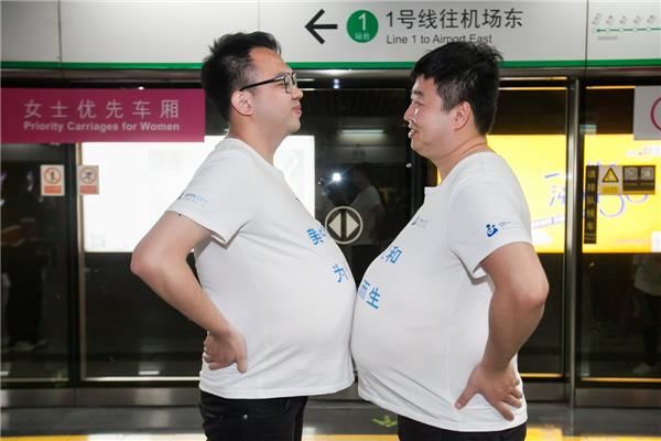 准爸爸"大肚"现身地铁女士优先车厢 呼吁市民关爱孕妇