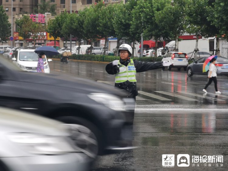 台东|全力以赴迎战台风“烟花” 青岛交警冒雨执勤保通畅