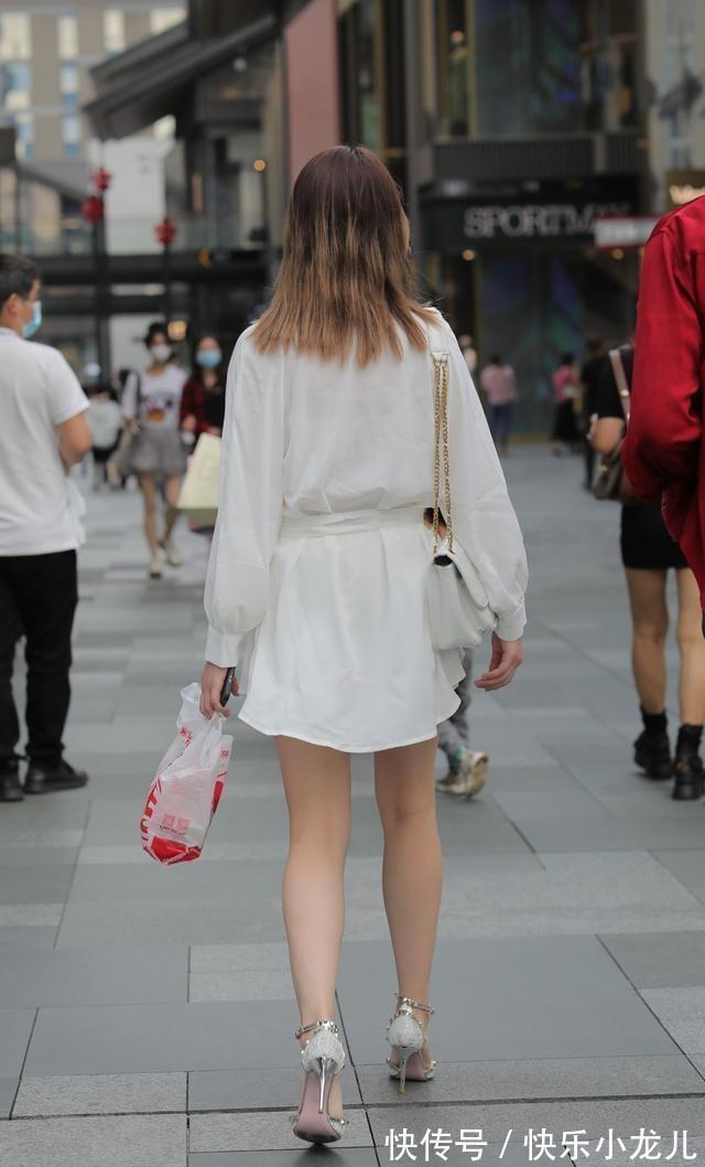 知性 连衣裙知性又俏皮,少不了休闲裤装的修饰,气质优雅