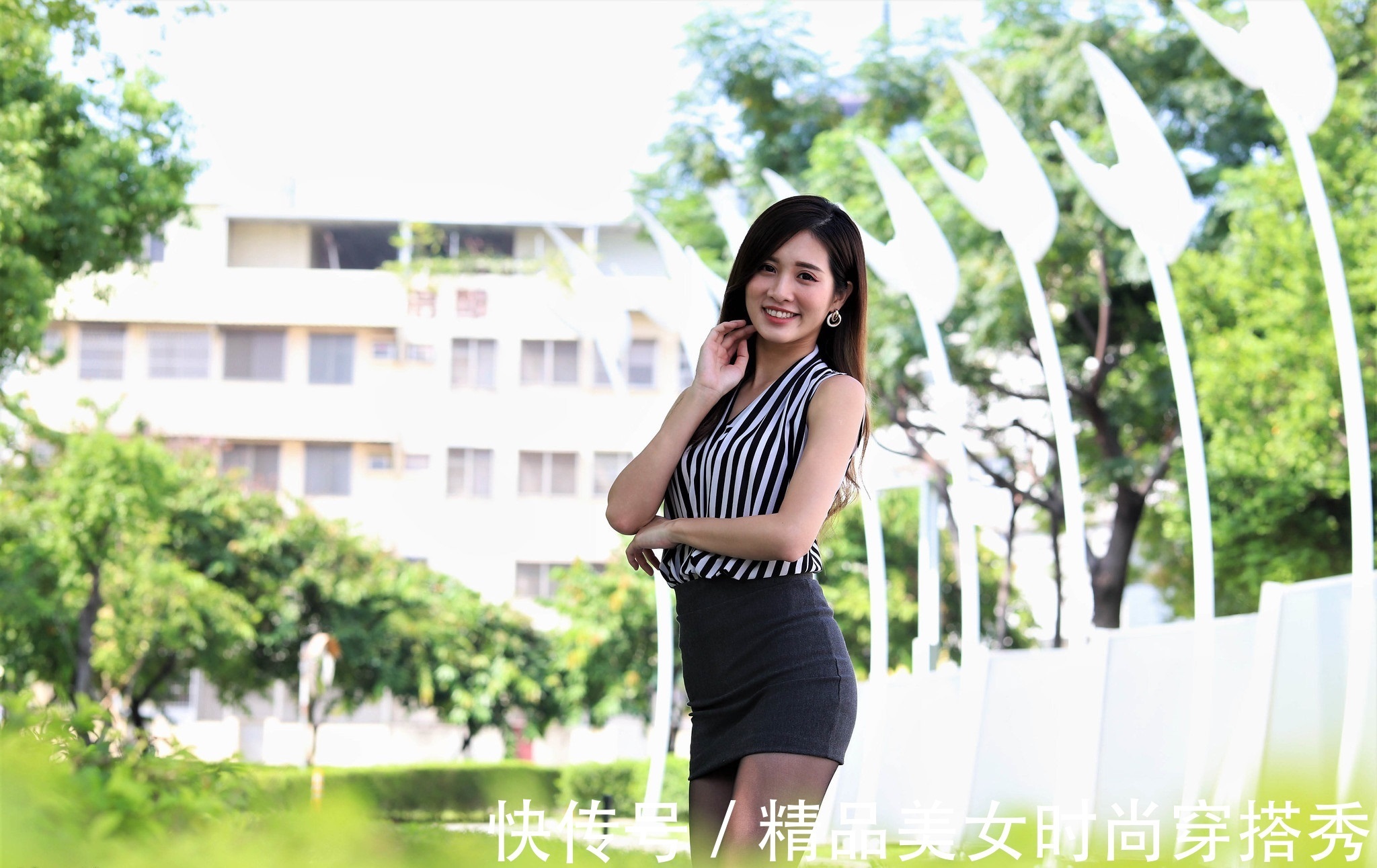 条纹|职场小姐姐身穿黑白条纹衬衫,搭配高腰包臀裙,很是有型