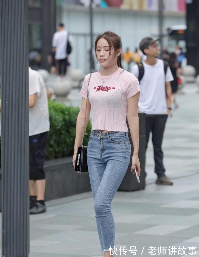 牛仔裤 粉针织衫减龄又好看,搭配牛仔更显高挑,就像邻家的阳光小妹!