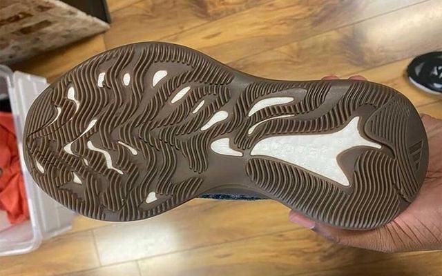 Yeezy 380新配色首次释出！网友：黑生胶2.0