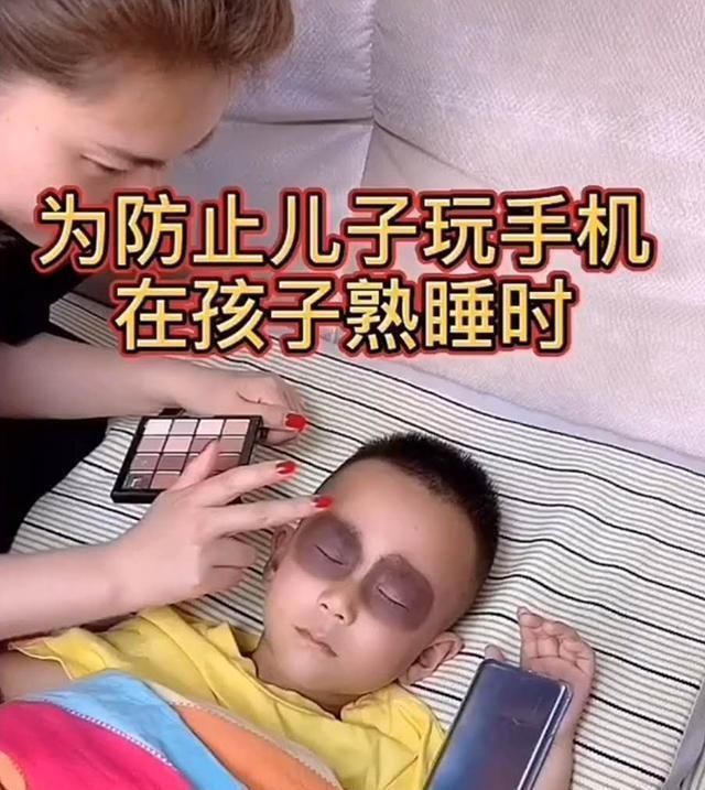爸爸|儿子玩手机上瘾,妈妈“小妙招”根除隐患,爸爸竖大拇指表示佩服