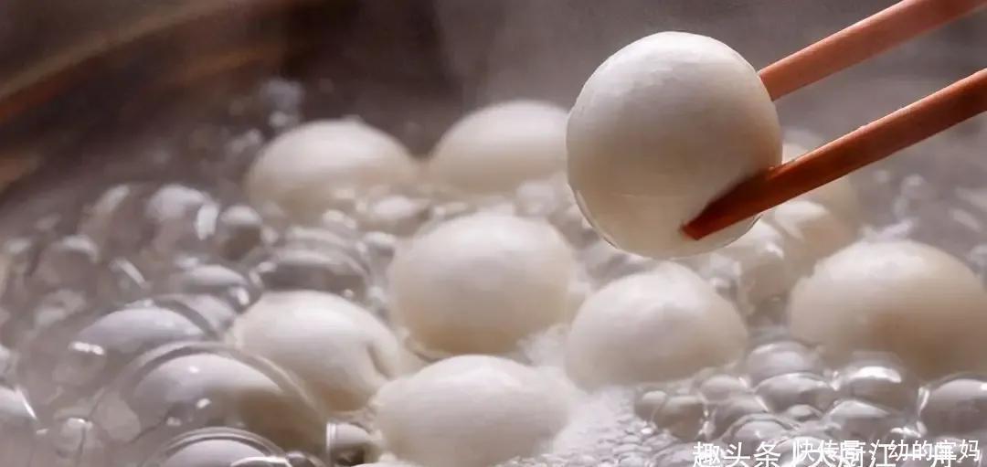汤圆扔进滚烫的油锅里,瞬间变美食,头一次见这做法,好吃又解馋