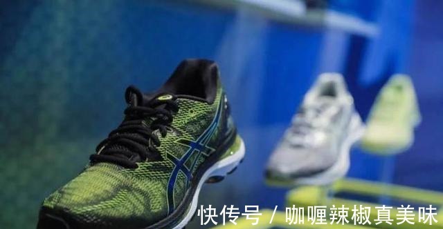 外国人|外国游客在中国疯抢“国产跑鞋”,遭国人吐槽,外国人带回国长脸!