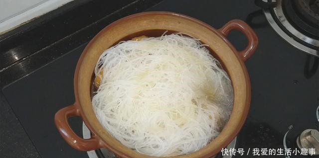 白菜加油豆腐,盖子一盖,既可当菜又可当饭,味美解馋,越吃越香