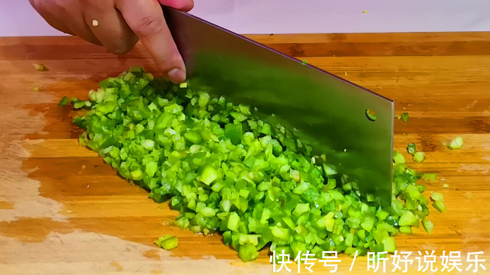 拌饺子馅时别只会加花椒水,学会这拌馅诀窍,饺子又鲜又香不油腻