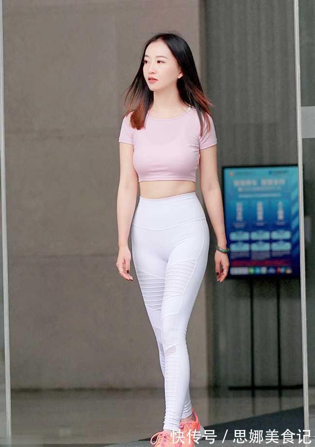讲究 姑娘运动服看似简单,放大看却很有“讲究”!