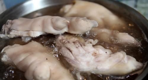 酱猪蹄，不用香料不用盐，只加3种调料，猪蹄软烂又筋道，特简单