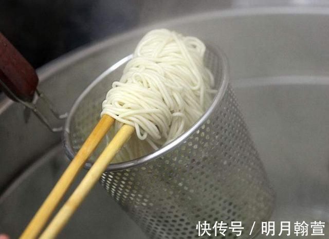 筋道|煮面条时，不要直接加水煮，牢记三个窍门，面条更筋道可口