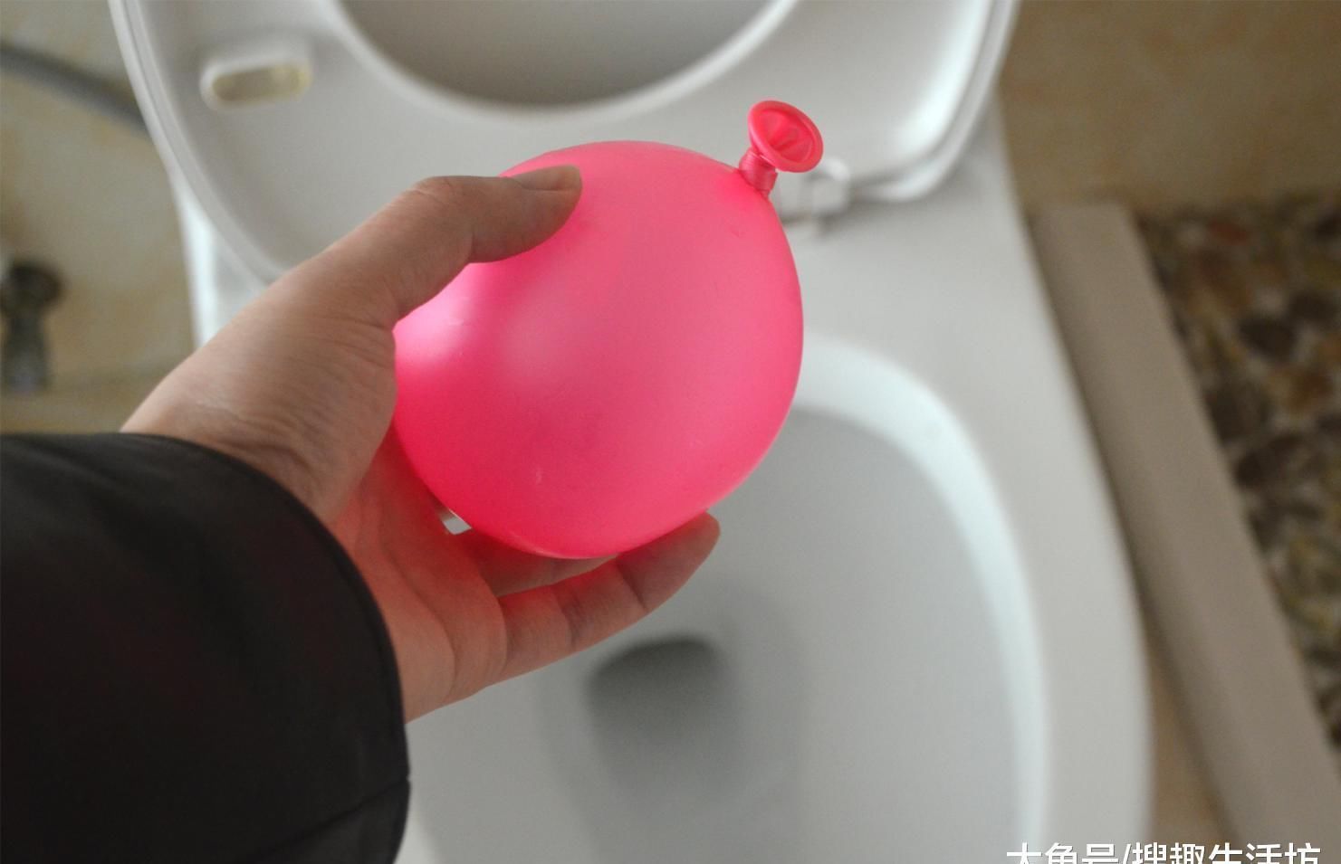 把气球放在马桶里面, 能解决家家户户都困扰的难题, 简直太实用了