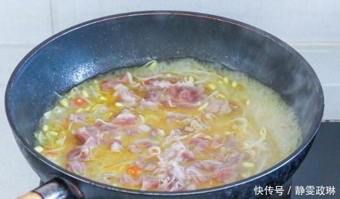 我家饭桌上一年到头都有这道菜,焯个水煮一煮,六七分钟就上桌