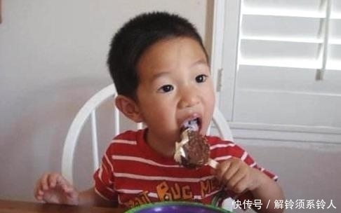 积食|7岁男娃脾虚不长个?医生:4种食物比辣条还伤脾胃,趁早管住嘴