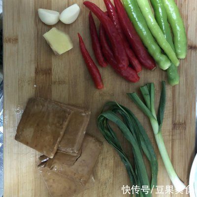 餐桌上的保留项目辣椒炒香干肉沫，隔段时间就做一次