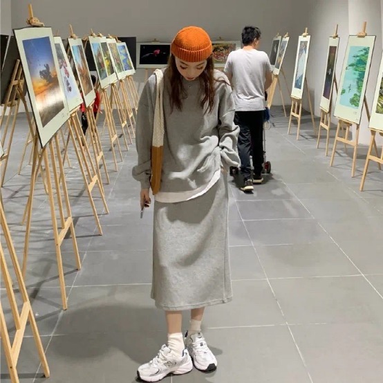 初春的温柔穿搭得这样穿!薄外套+奶油裙,真女人的时髦穿法