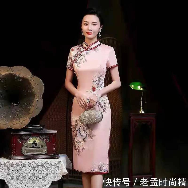 时髦|女人一生总要穿一次“旗袍”,今年流行的是这件,时髦显瘦又优雅