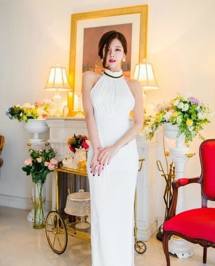 高跟鞋|白色开背无袖连衣裙搭配一双白色高跟鞋, 婀娜多姿, 引人目不转睛