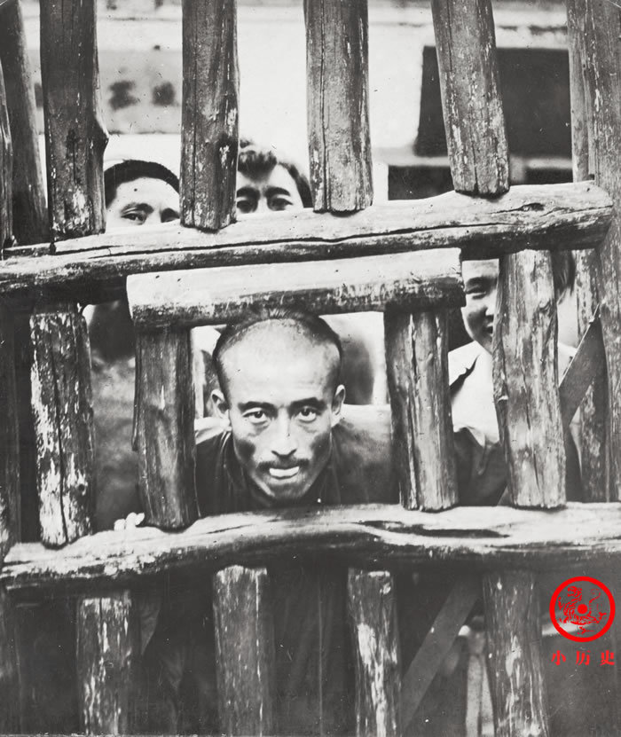 知州大人#晚清老照片:“丐帮”帮主全身挂满垃圾,知州大人派头十足