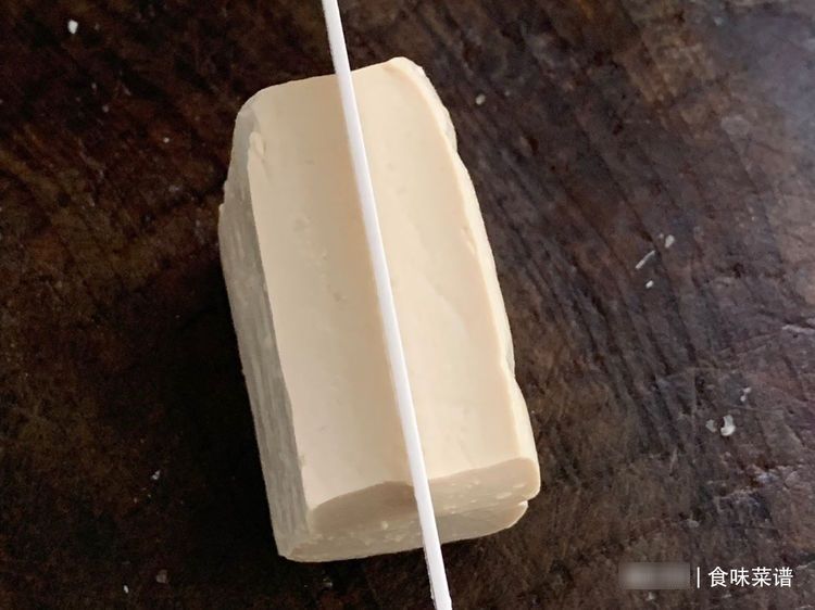 学会红烧豆腐的做法,隔三岔五烧着吃,美味又下饭,比吃肉都过瘾